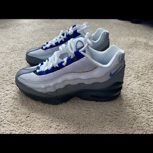 Grade School Air max 95. Size 5Y.  NO BOX
